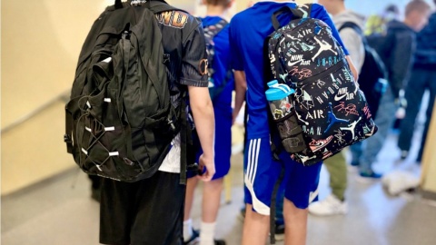 Ważenie plecaków odbyło się w w bydgoskiej SP przy ulicy Karłowicza. / Fot. Izabela Langner