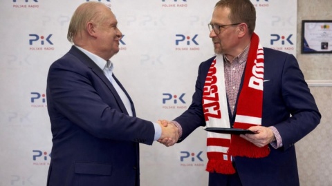 Redaktor Naczelny Polskiego Radia PiK Cezary Wojtczak oraz Prezes klubu Abramczyk Polonia Bydgoszcz Jerzy Kanclerz podpisali umowę na kolejny sezon/fot. Izabela Langner