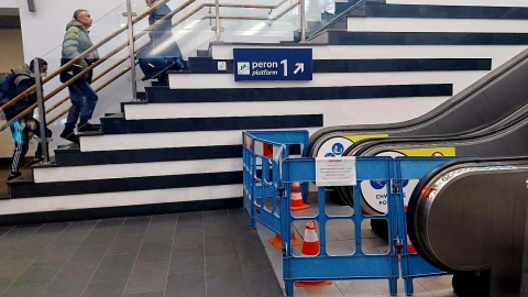 Ruchome schody nie działają od września ubiegłego roku, naprawa rozpoczęła się w połowie lutego. Nie działają też platformy dla niepełnosprawnych/Fot. Marcin Kupczyk