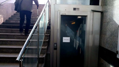 Ruchome schody nie działają od września ubiegłego roku, naprawa rozpoczęła się w połowie lutego. Nie działają też platformy dla niepełnosprawnych/Fot. Marcin Kupczyk