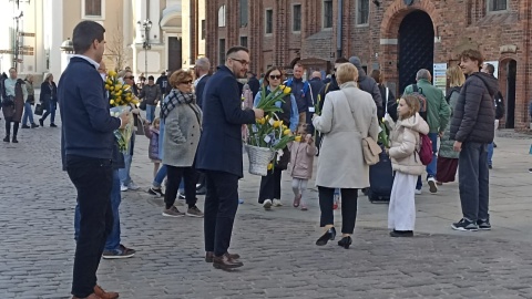 Piotr Kowal, poseł Nowej Lewicy rozdawał kwiaty Toruniankom/fot. Monika Kaczyńska