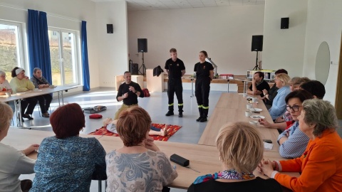 Panie z Kół Gospodyń Wiejskich z powiatu świeckiego uczą się pomagać w sytuacjach zagrożenia/fot. Marcin Doliński