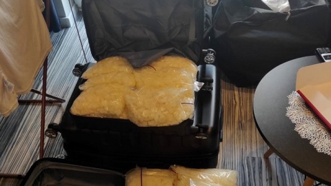 Bydgoscy kryminalni rozbili hurtownię środków odurzających, która funkcjonowała w jednym z mieszkań w bloku przy ulicy Bełzy/fot. materiały policji