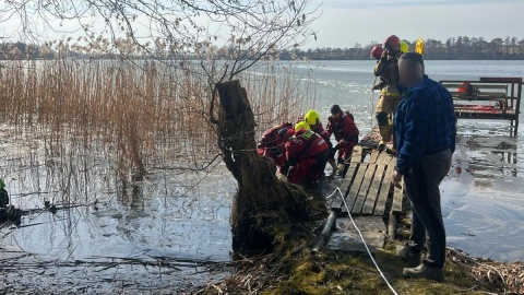 Pod jałowką załamał się lód. / Fot.JRG Mogilno, OSP Gębice.