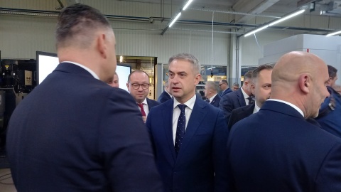 Wizyta w Bydgoskich Zakładach Elektromechanicznych Belma. W środku wicepremier Krzysztof Gawkowski/fot. Tatiana Adonis