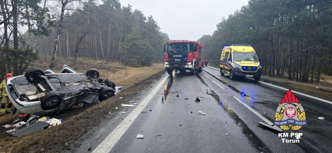 Zderzenie osobówki z ciężarówką na DK15 niedaleko Torunia. Jedna osoba trafiła do szpitala [zdjęcia]