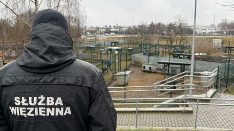 Kiedy więźniowie sprzątali boksy, funkcjonariusze opiekowali się zwierzętami w bydgoskim schronisku/ Fot. Służba Więzienna