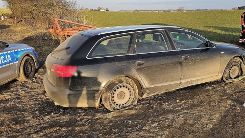 Funkcjonariusze rozwinęli na drodze kolczatkę. Samochód został unieruchomiony, ale mężczyzny to nie zatrzymało/Fot. KPP w Lipnie