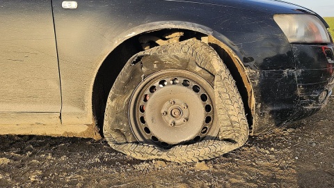 Funkcjonariusze rozwinęli na drodze kolczatkę. Samochód został unieruchomiony, ale mężczyzny to nie zatrzymało/Fot. KPP w Lipnie