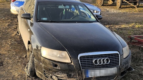 Funkcjonariusze rozwinęli na drodze kolczatkę. Samochód został unieruchomiony, ale mężczyzny to nie zatrzymało/Fot. KPP w Lipnie