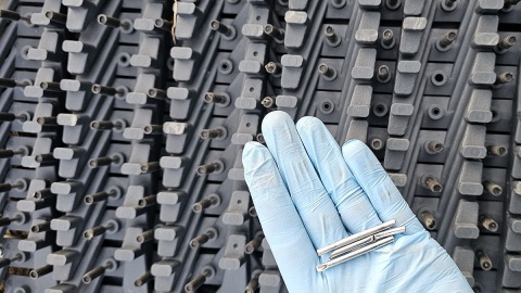 Funkcjonariusze rozwinęli na drodze kolczatkę. Samochód został unieruchomiony, ale mężczyzny to nie zatrzymało/Fot. KPP w Lipnie