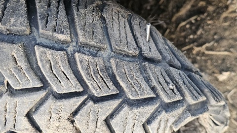 Funkcjonariusze rozwinęli na drodze kolczatkę. Samochód został unieruchomiony, ale mężczyzny to nie zatrzymało/Fot. KPP w Lipnie