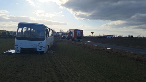 Wypadek szkolnego autobusu w miejscowości Wola Skarbkowa (powiat radziejowski)/fot. KP PSP Radziejów