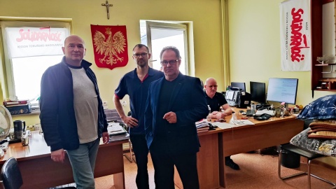 Protestujący związkowcy. W środku Jerzy Gawęda, przewodniczący związku NSZZ „Solidarność”/fot. Marcin Glapiak