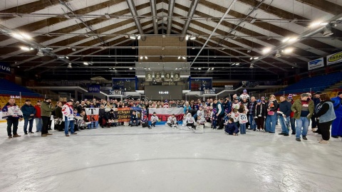 Hokeiści KH Energii Toruń po raz ostatni w tym sezonie spotkali się ze swoimi kibicami na lodowisku Tor-Tor/fot. Izabela Langner