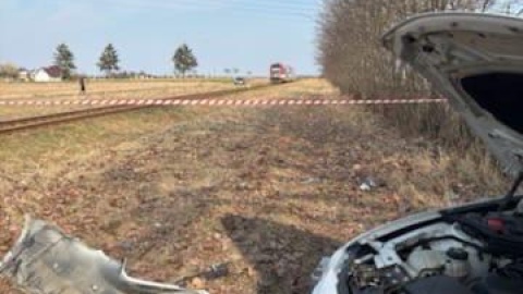 Zderzenie samochodu z pociągiem w Karnkowie w powiecie lipnowskim/fot. KP PSP Lipno