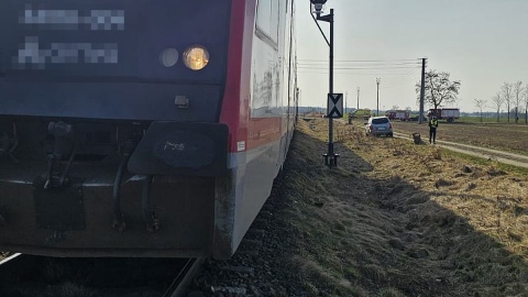 Zderzenie samochodu z pociągiem w Karnkowie w powiecie lipnowskim/fot. KPP Lipno