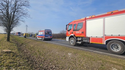 Na miejscu zdarzenia strażacy zastali dwa pojazdy: busa i przewrócony ciągnik z urwanym tylnym kołem leżący na poboczu/fot. Komenda Powiatowa Państwowej Straży Pożarnej w Radziejowie/Facebook
