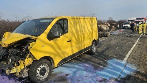Na miejscu zdarzenia strażacy zastali dwa pojazdy: busa i przewrócony ciągnik z urwanym tylnym kołem leżący na poboczu/fot. Komenda Powiatowa Państwowej Straży Pożarnej w Radziejowie/Facebook