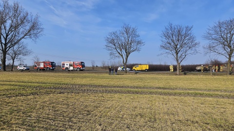 Na miejscu zdarzenia strażacy zastali dwa pojazdy: busa i przewrócony ciągnik z urwanym tylnym kołem leżący na poboczu/fot. Komenda Powiatowa Państwowej Straży Pożarnej w Radziejowie/Facebook
