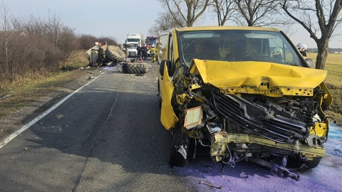 Na miejscu zdarzenia strażacy zastali dwa pojazdy: busa i przewrócony ciągnik z urwanym tylnym kołem leżący na poboczu/fot. Komenda Powiatowa Państwowej Straży Pożarnej w Radziejowie/Facebook