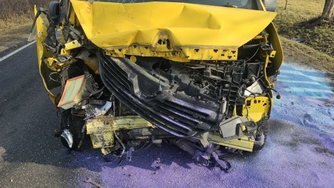 Na miejscu zdarzenia strażacy zastali dwa pojazdy: busa i przewrócony ciągnik z urwanym tylnym kołem leżący na poboczu/fot. Komenda Powiatowa Państwowej Straży Pożarnej w Radziejowie/Facebook