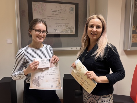 Kilkadziesiąt wielkanocnych kartek zapisanych po polsku i niemiecku na jednej wystawie