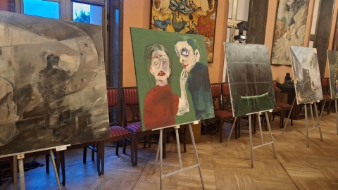 Autorami prezentowanych prac są członkowie Koła Malarskiego Ok2Cztery, działającego przy Wydziale Sztuk Projektowych Politechniki Bydgoskiej/Bogumiła Wresiło