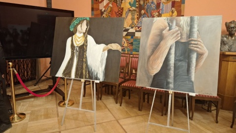 Autorami prezentowanych prac są członkowie Koła Malarskiego Ok2Cztery, działającego przy Wydziale Sztuk Projektowych Politechniki Bydgoskiej/Bogumiła Wresiło