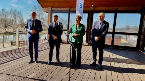 Od lewej: Piotr Kalamon, Mateusz Balcerowicz, Agnieszka Kłopotek i starosta nakielski Krzysztof Błoński