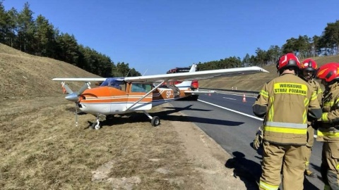 Maszyna stoi tuż przy drodze, pas autostrady A1 w kierunku Łodzi jest zablokowany/Fot. KP PSP Świecie