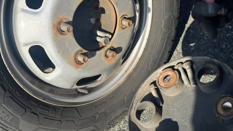 Kierowca właśnie pobierał bilet na bramce autostradowej Nowych Marzach, gdy usłyszał niepokojący dźwięk/ Fot. nadesłane, KWP w Bydgoszczy, Facebook