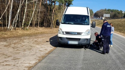 Kierowca właśnie pobierał bilet na bramce autostradowej Nowych Marzach, gdy usłyszał niepokojący dźwięk/ Fot. nadesłane, KWP w Bydgoszczy, Facebook
