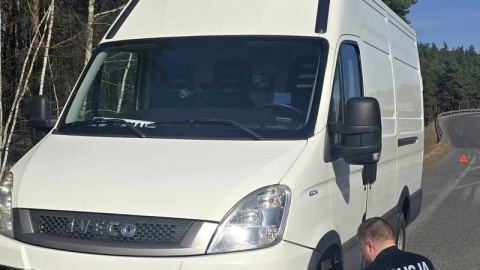 Kierowca właśnie pobierał bilet na bramce autostradowej Nowych Marzach, gdy usłyszał niepokojący dźwięk/ Fot. nadesłane, KWP w Bydgoszczy, Facebook