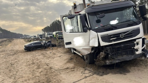 Czołowe zderzenie osobówki ze śmieciarką. Wypadek na trasie Bydgoszcz-Toruń/fot. OSP Solec Kujawski/Facebook