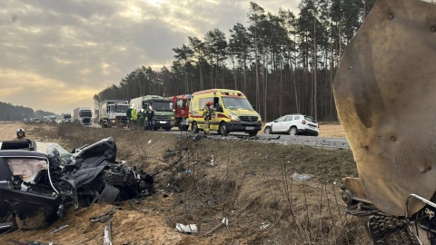 Czołowe zderzenie osobówki ze śmieciarką. Wypadek na trasie Bydgoszcz-Toruń/fot. OSP Solec Kujawski/Facebook