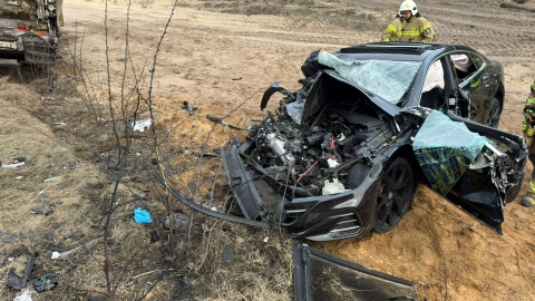 Czołowe zderzenie osobówki ze śmieciarką. Wypadek na trasie Bydgoszcz-Toruń/fot. OSP Solec Kujawski/Facebook