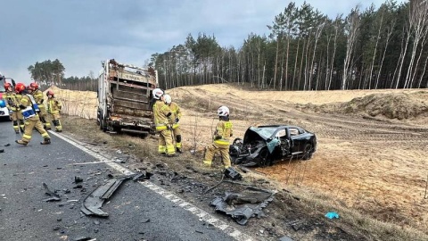 Czołowe zderzenie osobówki ze śmieciarką. Wypadek na trasie Bydgoszcz-Toruń/fot. OSP Brzoza