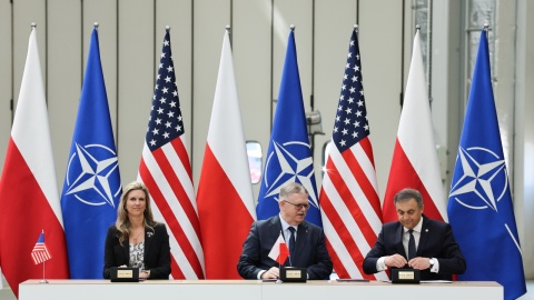 W poniedziałek w Łodzi odbyła się uroczystość podpisania umowy między Wojskowymi Zakładami Lotniczymi Nr 1 oraz amerykańskim koncernem Lockheed Martin, dotycząca serwisowania w Polsce amerykańskich śmigłowców szturmowych AH-64 Apache/fot. PAP/Marian Zubrzycki