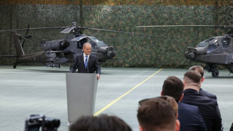 W poniedziałek w Łodzi odbyła się uroczystość podpisania umowy między Wojskowymi Zakładami Lotniczymi Nr 1 oraz amerykańskim koncernem Lockheed Martin, dotycząca serwisowania w Polsce amerykańskich śmigłowców szturmowych AH-64 Apache/fot. PAP/Marian Zubrzycki