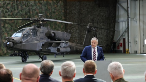 W poniedziałek w Łodzi odbyła się uroczystość podpisania umowy między Wojskowymi Zakładami Lotniczymi Nr 1 oraz amerykańskim koncernem Lockheed Martin, dotycząca serwisowania w Polsce amerykańskich śmigłowców szturmowych AH-64 Apache/fot. PAP/Marian Zubrzycki