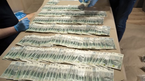 21-latek z Bydgoszczy odpowie za handel środkami odurzającymi i „pranie" brudnych pieniędzy. W mieszkaniu miał prawie 12 kg marihuany, a w mieszkaniu 800 tys. zł/fot. KMP Bydgoszcz