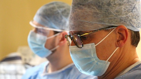 To pierwsza samodzielna profilaktyczna endoskopowa mastektomia z jednoczesną rekonstrukcją wyniosłości piersi u pacjentki z mutacją genu BRCA1 w bydgoskim Centrum Onkologii/Fot. Centrum Onkologii w Bydgoszczy, Facebook