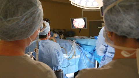 To pierwsza samodzielna profilaktyczna endoskopowa mastektomia z jednoczesną rekonstrukcją wyniosłości piersi u pacjentki z mutacją genu BRCA1 w bydgoskim Centrum Onkologii/Fot. Centrum Onkologii w Bydgoszczy, Facebook