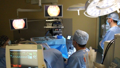 To pierwsza samodzielna profilaktyczna endoskopowa mastektomia z jednoczesną rekonstrukcją wyniosłości piersi u pacjentki z mutacją genu BRCA1 w bydgoskim Centrum Onkologii/Fot. Centrum Onkologii w Bydgoszczy, Facebook