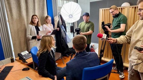 Ekipa filmowa realizuje w studiach Polskiego Radia PiK film pod tytułem „Po drugiej stronie mikrofonu-dziennikarstwo radiowe"/fot. Izabela Langner