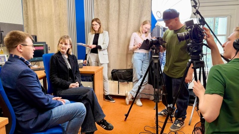 Ekipa filmowa realizuje w studiach Polskiego Radia PiK film pod tytułem „Po drugiej stronie mikrofonu-dziennikarstwo radiowe"/fot. Izabela Langner