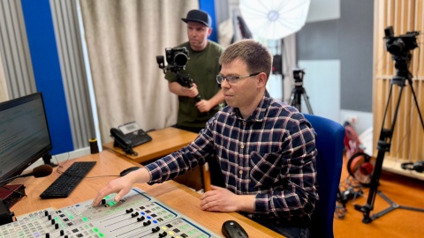 Ekipa filmowa realizuje w studiach Polskiego Radia PiK film pod tytułem „Po drugiej stronie mikrofonu-dziennikarstwo radiowe"/fot. Izabela Langner