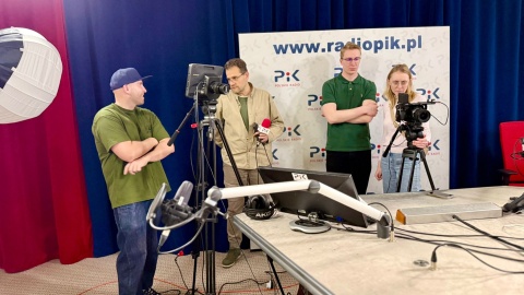 Ekipa filmowa realizuje w studiach Polskiego Radia PiK film pod tytułem „Po drugiej stronie mikrofonu-dziennikarstwo radiowe"/fot. Izabela Langner