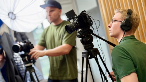 Ekipa filmowa realizuje w studiach Polskiego Radia PiK film pod tytułem „Po drugiej stronie mikrofonu-dziennikarstwo radiowe"/fot. Izabela Langner